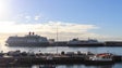 Imagem de Porto do Funchal com dois navios que estão a movimentar 1 821 pessoas