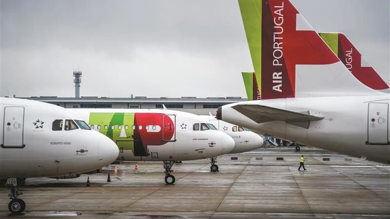 Passageiro abre a porta do avião e faz disparar manga de emergência