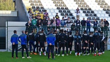 Imagem de Adeptos no treino do Nacional para incentivar o `regresso à normalidade`
