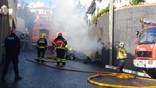 Imagem de Mulher transportada para o hospital na sequência de um incêndio num armazém na Boa Nova