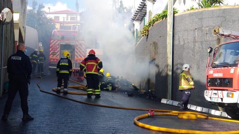 Imagem de Mulher transportada para o hospital na sequência de um incêndio num armazém na Boa Nova