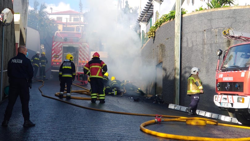 Mulher transportada para o hospital na sequência de um incêndio num armazém na Boa Nova