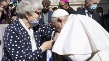 Imagem de Papa Francisco beija a tatuagem de uma sobrevivente do Holocausto