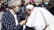 Imagem de Papa Francisco beija a tatuagem de uma sobrevivente do Holocausto