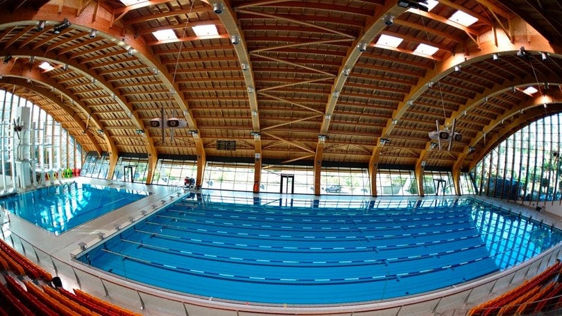 Imagem de Homem caiu do telhado para dentro de piscina