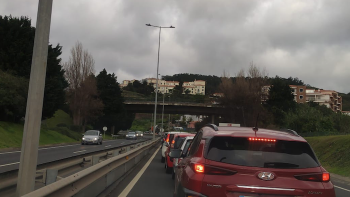 Trânsito congestionado na via rápida