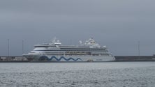 Navio de cruzeiro movimenta turistas na Praia da Vitória