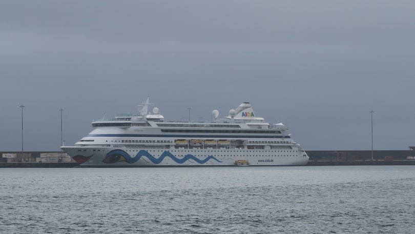 Imagem de Navio de cruzeiro movimenta turistas na Praia da Vitória