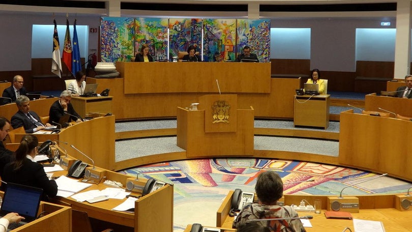 Imagem de Debate sobre o Plano e Orçamento oscila entre o cor de rosa e o negro (Vídeos)