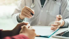 Imagem de Médicos vão poder continuar a passar receitas à mão