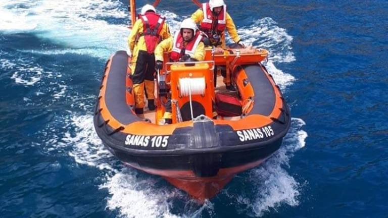 Imagem de Veleiro com problemas de navegação socorrido ao largo do Porto Moniz