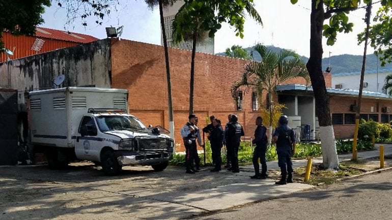 Cinco polícias detidos pela morte de 68 pessoas numa cadeia venezuelana