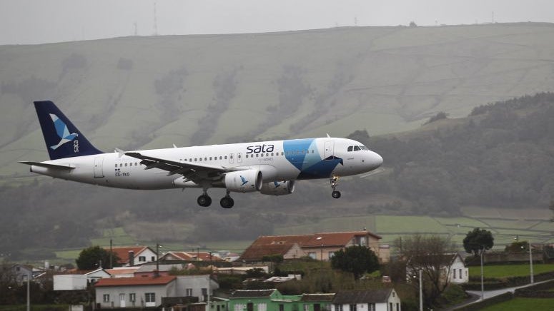 Cerca de 900 passageiros da SATA poderão ser afetados pelo `Lorenzo`