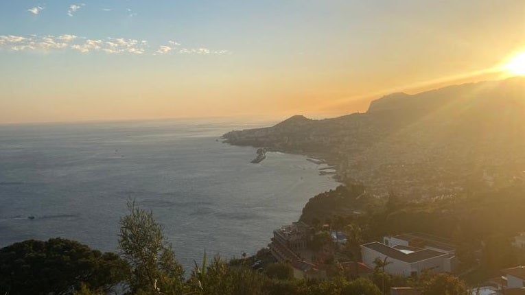 Imagem de Cadáver de um homem encontrado junto ao mar abaixo do miradouro do Pináculo