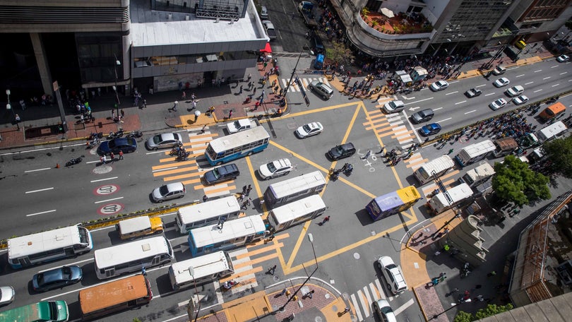 Imagem de Transportes paralisaram Caracas em protesto contra registo para acesso a gasolina