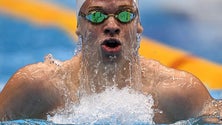 Imagem de Léon Marchand bate último recorde de Michael Phelps