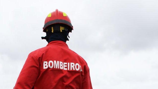 Imagem de Há um incêndio ativo no sítio da Fajã dos Rolos, no Santo da Serra