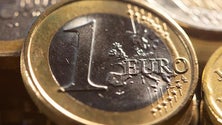 Imagem de Euro cai mas mantém-se na barreira dos 1,07 dólares