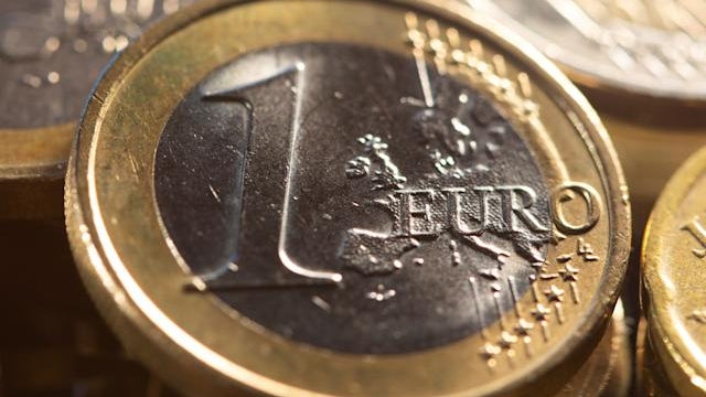 Imagem de Euro cai mas mantém-se na barreira dos 1,07 dólares