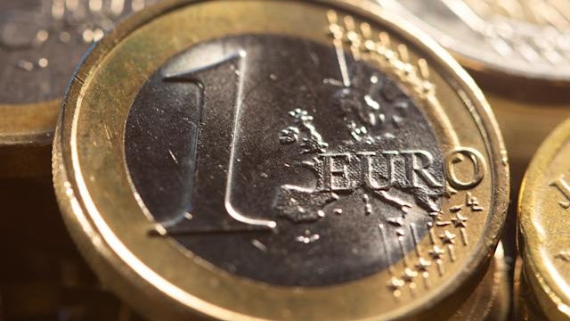 Euro cai mas mantém-se na barreira dos 1,07 dólares