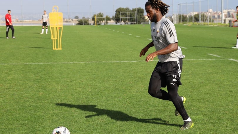 Imagem de Sandro Cruz e Tiago Gouveia nos convocados do Benfica para jogo com Marítimo