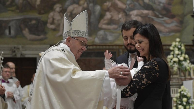 Imagem de Papa batizou 27 crianças e aconselhou os pais a não discutir em frente aos filhos
