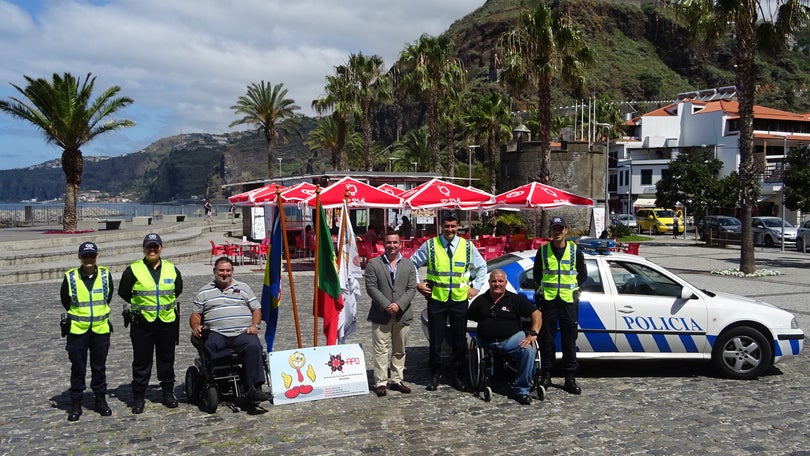 Imagem de PSP e Associação Portuguesa de Deficientes em ação de sensibilização para o estacionamento abusivo