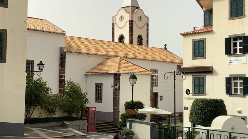 Céu geralmente muito nublado com períodos de chuva