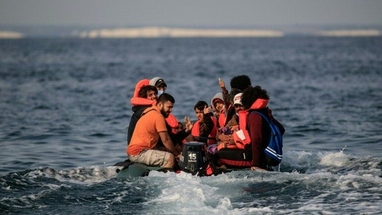 Mais migrantes a atravessar o canal da Mancha