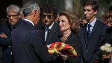Imagem de Entrega da bandeira de Portugal a mulher de Freitas do Amaral marca fim de cerimónias fúnebres
