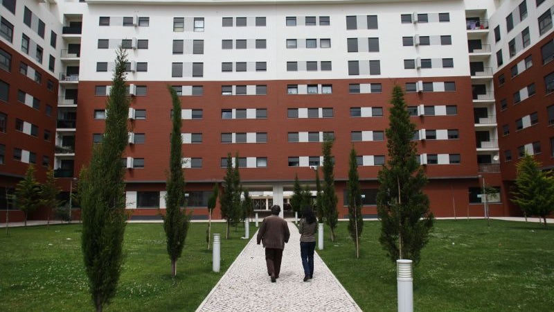 Imagem de Governo aprova lei para `permanência vitalícia` de moradores numa habitação