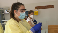 Imagem de Alunos das escolas de São Miguel e Terceira estão a fazer testes à Covid-19 (Vídeo)