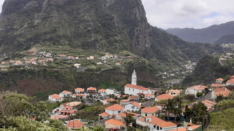 Períodos de céu muito nublado a norte