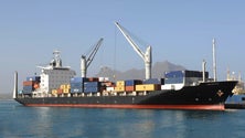 Imagem de Governo decreta serviços mínimos no transporte marítimo para Açores e Madeira