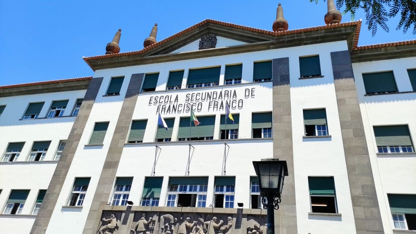 Francisco Franco testa comunidade escolar