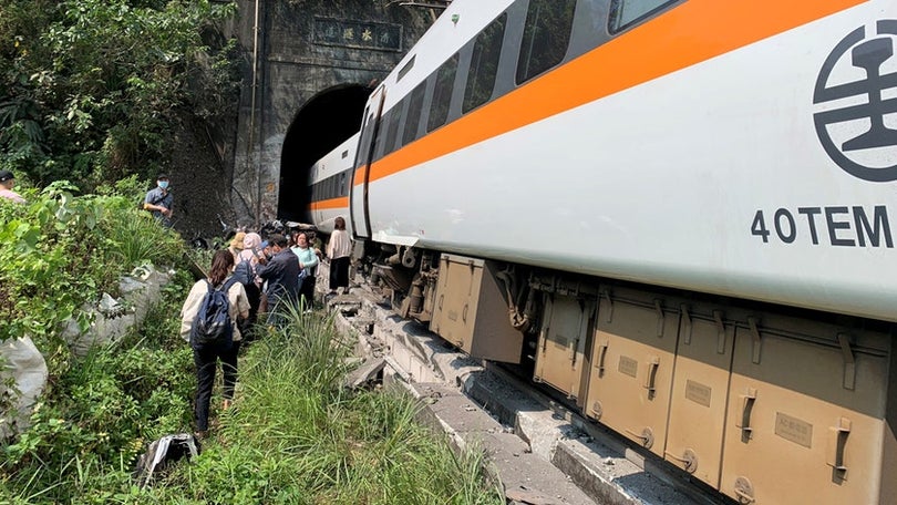 Descarrilamento de comboio em Taiwan causou 50 mortos