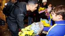 Imagem de Ronaldo recebido com flores na Arábia Saudita (fotogaleria)
