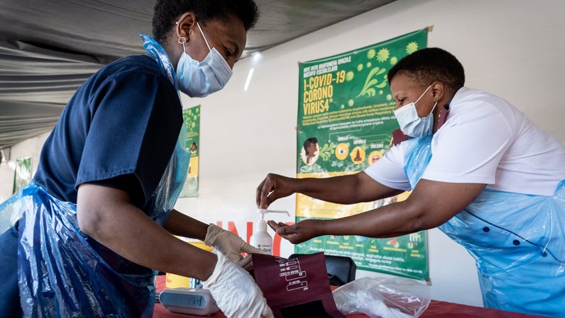 Imagem de Covid-19: Nova estirpe do vírus acelera propagação da doença na África do Sul