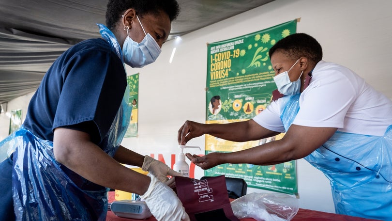Covid-19: Nova estirpe do vírus acelera propagação da doença na África do Sul