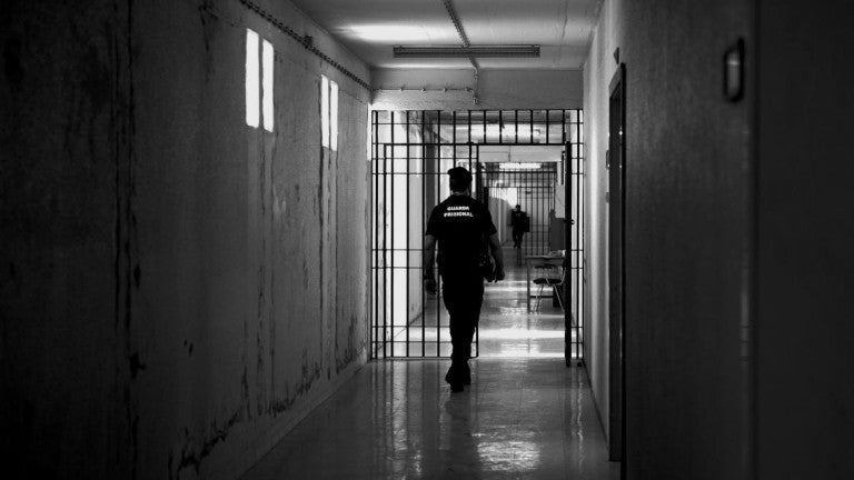 Imagem de Covid-19: Deverão ser libertados cerca de dois mil reclusos das prisões de todo o país