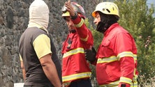 Bombeiros tentam evitar avanço das chamas no Porto Moniz