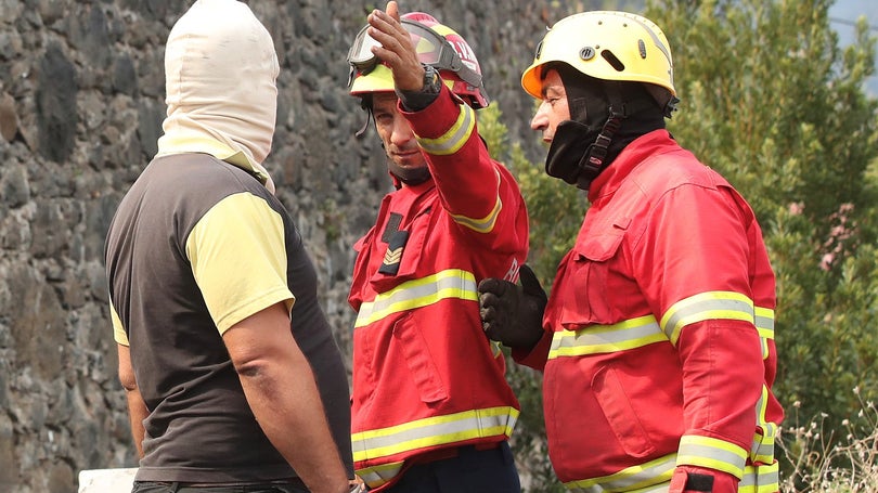Imagem de Bombeiros tentam evitar avanço das chamas no Porto Moniz