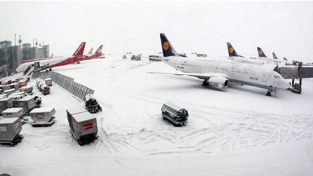 Imagem de Tráfego suspenso em Munique devido a forte queda de neve