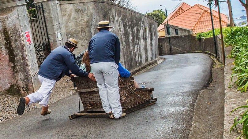 Acidente com carro de cestos faz dois feridos