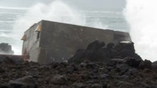 Mar destruiu central das ondas no Pico (Vídeo)