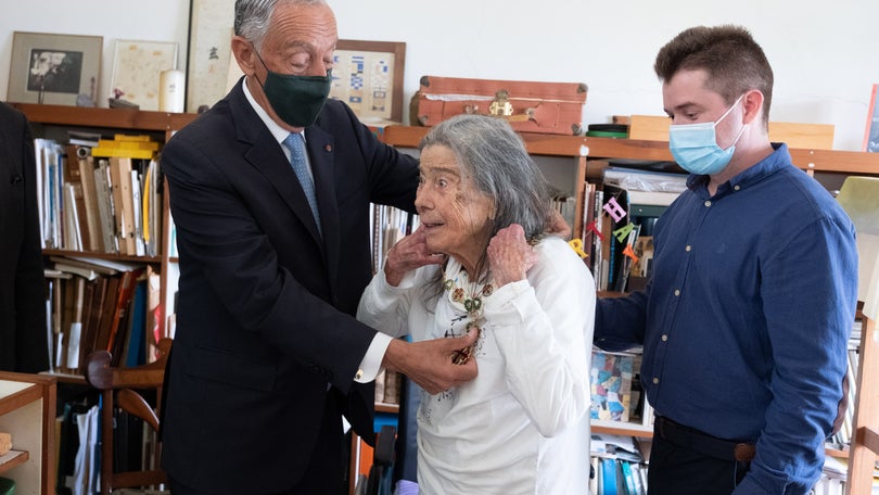 Imagem de Presidente condecorou Lourdes Castro