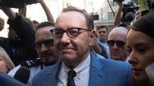 Imagem de Kevin Spacey em liberdade até nova audiência