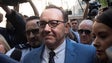 Imagem de Kevin Spacey em liberdade até nova audiência