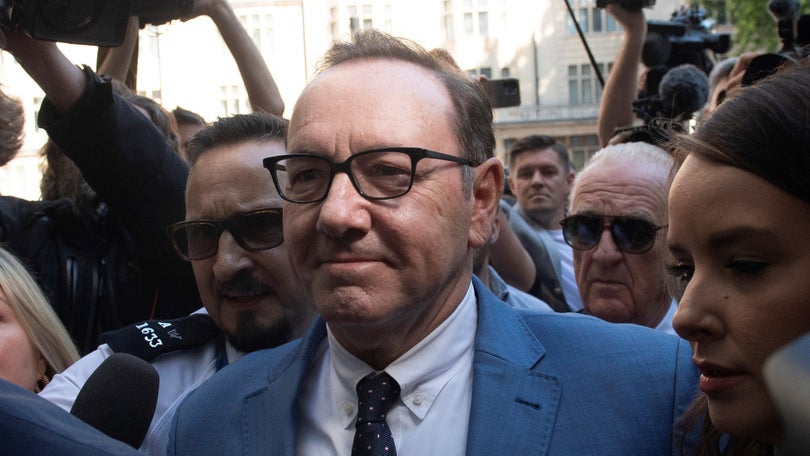 Imagem de Kevin Spacey em liberdade até nova audiência