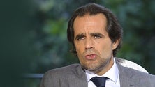 Imagem de Miguel Albuquerque em férias no estrangeiro mas a acompanhar a situação
